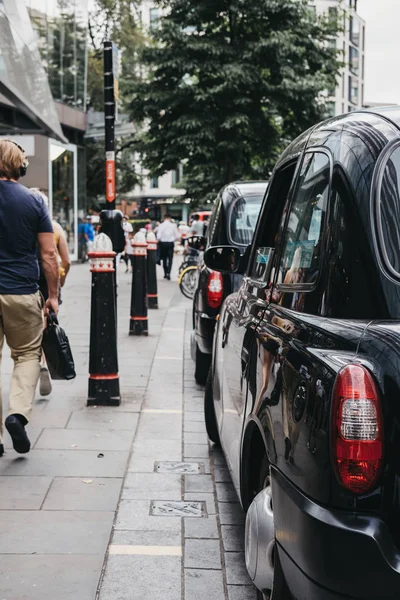 Londres Reino Unido Julio 2018 Fila Taxis Negros Estacionados Lado —  Fotos de Stock