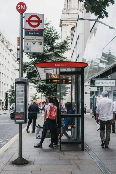 Лондон Великобритания Июля 2018 Года Люди Ждут Автобусную Остановку Хлебной — стоковое фото