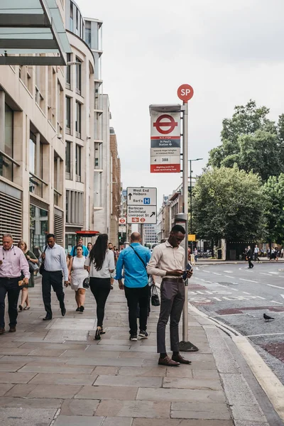 London July 2018 Man Browsing His Phone While Waiting Bus — Stock Photo, Image