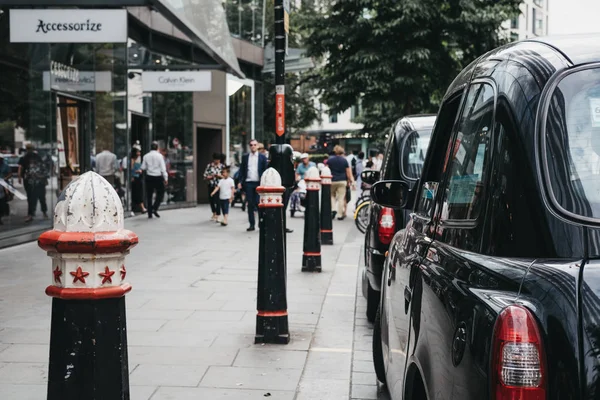 Лондон Великобритания Июля 2018 Года Ряд Чёрных Такси Припаркован Обочине — стоковое фото