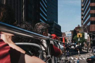 New York, Amerika Birleşik Devletleri - 30 Mayıs 2018: Görünüm, Brooklyn sokak turist otobüsü tepesinden New York'ta. New York dünyanın en çok ziyaret edilen şehirlerinden biridir.