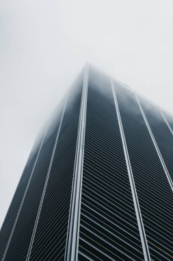 New York, ABD - 1 Haziran 2018: Gökdelenler yok New York, ABD sis. New York dünyanın en çok ziyaret edilen şehirlerinden biridir.