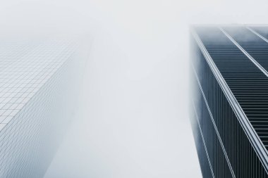 New York, ABD - 1 Haziran 2018: Gökdelenler yok New York, ABD sis. New York dünyanın en çok ziyaret edilen şehirlerinden biridir.