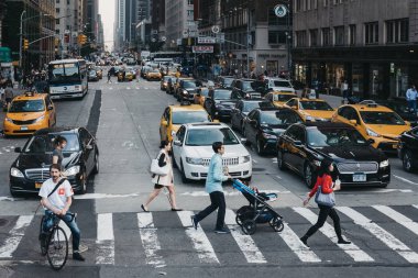 New York, ABD - 2 Haziran 2018: New York, ABD zebra geçitte yol geçtikten insanlar. New York dünyanın en çok ziyaret edilen şehirlerinden biridir.
