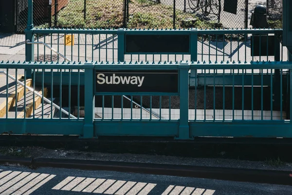 ニューヨーク アメリカ合衆国では 駅の入り口に地下鉄サイン — ストック写真