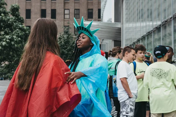 New York Usa Mai 2018 Afrikanisch Amerikanisches Mädchen Als Freiheitsstatue — Stockfoto