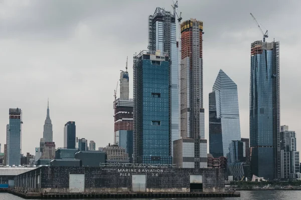 ニューヨーク アメリカ合衆国 2018 マンハッタン ニューヨークのハドソンのヤードで新しい高層ビルの開発の眺め 現在牽引ポンドとしてはニューヨーク市警が運営 — ストック写真