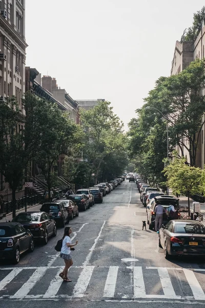 Nova Iorque Eua Maio 2018 Mulher Atravessando Estrada Uma Travessia — Fotografia de Stock