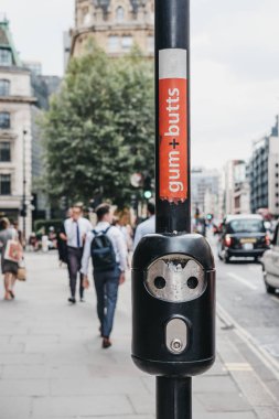 Diş etleri ve sigara izmaritleri bir lamba yazı City, Londra, Londra, İngiltere için depo gözünün yakın çekim.