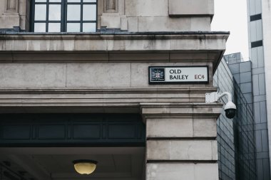 Londra, İngiltere - 24 Temmuz 2018: Sokak adı işareti bir tarafında bir bina eski Bailey, Merkez Ceza Mahkemesi yaygın olarak anılacaktır eski Bailey, İngiltere'nin, standları Caddesi üzerinde yer.