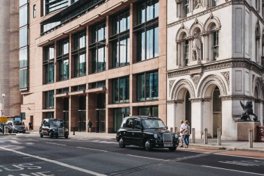 London, İngiltere - 24 Temmuz 2018: Önünde bir modern ofis şehir Londra'nın, Londra'nın ünlü Finans Merkezi Binası, siyah taksi.