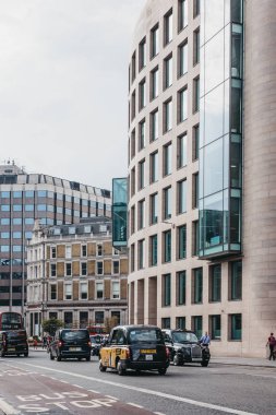 London, İngiltere - 24 Temmuz 2018: Önünde bir modern ofis şehir Londra'nın, Londra'nın ünlü Finans Merkezi Binası, siyah taksi.