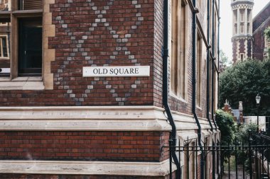 Londra, İngiltere - 24 Temmuz 2018: Sokak adı işareti eski Square, Londra, İngiltere, bir bina tarafındaki street hukuk için ünlü firmalar ve odaları.