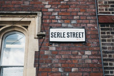 Londra, İngiltere - 24 Temmuz 2018: Sokak adı işareti bir bina Lincoln ün Inn alanları, Londra, İngiltere'de en büyük kamu kare yakınında Serle sokakta bir tarafında.