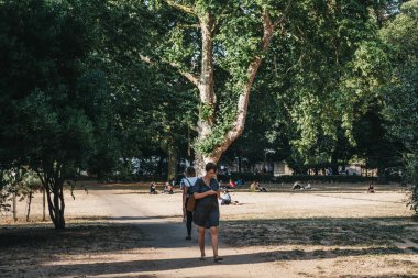 Londra, İngiltere - 24 Temmuz 2018: Londra, İngiltere'de Lincoln ün Inn alanlarla yürüme, cep telefonu tarama insanlar. Lincoln ün Inn alanları Londra'nın en büyük kamu kare olduğunu.