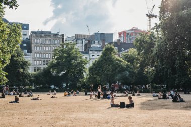 Londra, İngiltere - 24 Temmuz 2018: Lincoln ün Inn alanları Londra, İngiltere'de yaz 2018 sıcak hava dalgası insanlarda rahatlatıcı. Lincoln ün Inn alanları Londra'nın en büyük kamu kare olduğunu.