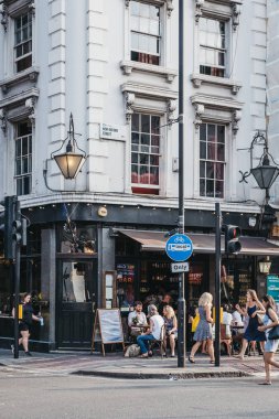 Londra, İngiltere - 24 Temmuz 2018: insanlar yeni Oxford Street, Londra dışında eski Crown pub içme. Hogarth'ın ünlü bira Street ve Gin Lane'deki 1751 dan eski Crown başvuru bulabilirsiniz.