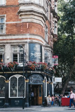 Londra, İngiltere - 24 Temmuz 2018: The Bloomsbury Tavern pub, Holborn, London, İngiltere'de en eski barlar açık masalarda oturan insanlar.