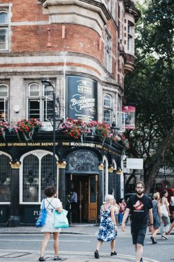 Londra, İngiltere - 24 Temmuz 2018: insanlar önünde The Bloomsbury Tavern pub, Holborn, London, İngiltere'de en eski barlar.