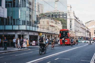 Londra, İngiltere - 24 Temmuz 2018: Bisikletçiler ve Oxford Street, Westminster City West End, Londra, İngiltere için bir ana yol üzerinde otobüs.