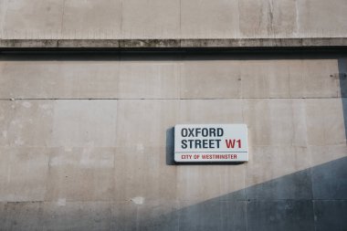 Londra, İngiltere - 24 Temmuz 2018: Sokak adı işareti bir bina Paddington, Westminster City West End, Londra, İngiltere için bir ana yol üzerinde.