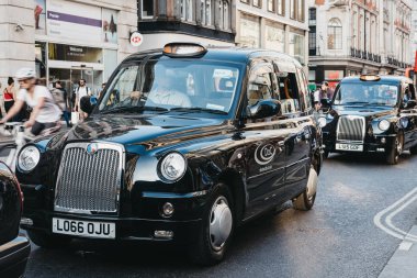 Londra, İngiltere - 24 Temmuz 2018: Oxford Street, Westminster City West End, Londra, İngiltere için büyük bir yol üzerindeki siyah kabinler.