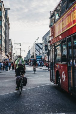 Londra, İngiltere - 24 Temmuz 2018: Bisikletçiler Oxford Circus Metro İstasyonu, Birleşik Krallık'taki en yoğun hızlı taşıma İstasyonu yakınındaki Oxford Street üzerindeki.