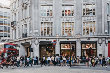 Londra, İngiltere - 24 Temmuz 2018: amiral gemisi önünde yürüyen insanlar H ve M Oxford street saklamak Oxford Circus Metro İstasyonu, Birleşik Krallık'taki en yoğun hızlı taşıma İstasyonu yakınındaki.