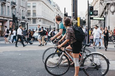 Londra, İngiltere - 24 Temmuz 2018: Oxford Street üzerindeki trafik ışıkları Oxford Circus Metro İstasyonu, Birleşik Krallık'taki en yoğun hızlı taşıma İstasyonu yakınında bekleyen bisikletçiler.