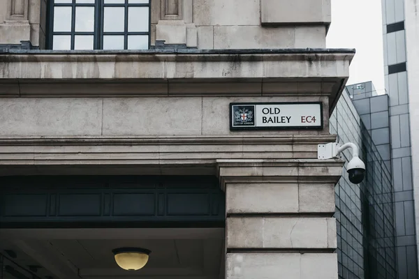 ロンドン イギリス 2018 古いベイリー 中央刑事裁判所のイングランド 通称オールド ベイリーが立っている通りに建物の側面にストリート看板 — ストック写真