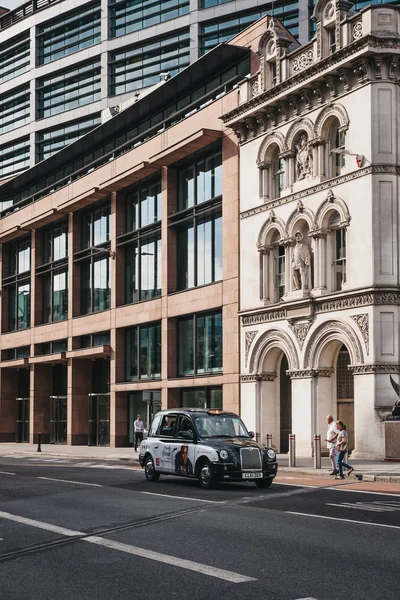 Londres Reino Unido Julio 2018 Taxi Negro Frente Moderno Edificio —  Fotos de Stock