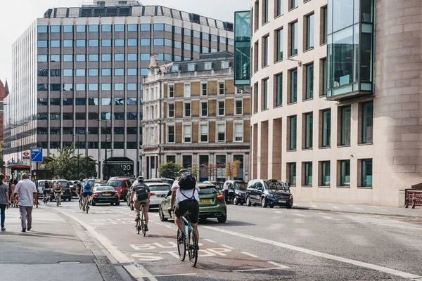 Londres Reino Unido Julio 2018 Ciclistas Taxis Una Calle City — Foto de Stock