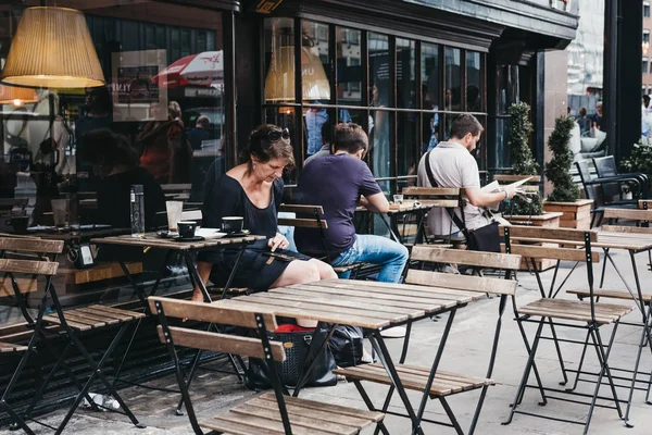 Londres Reino Unido Julho 2018 Pessoas Sentadas Mesas Livre Café — Fotografia de Stock