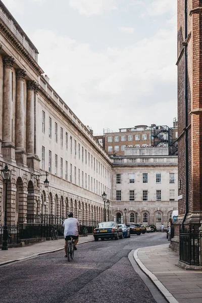 Londra, İngiltere - 24 Temmuz 2018: Bisikletçi eski Meydanı, Londra, İngiltere, street hukuk firmaları ve chambers için ünlü.
