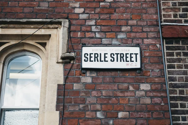 2018年7月24日 街道名字标志在 Serle 街道大厦的边在林肯的客栈领域附近 伦敦最大的公共广场 — 图库照片