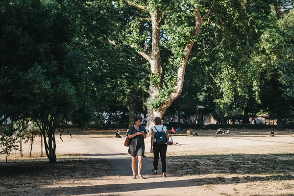 Londra, İngiltere - 24 Temmuz 2018: Londra, İngiltere'de Lincoln ün Inn alanlarla yürüme, cep telefonu tarama insanlar. Lincoln ün Inn alanları Londra'nın en büyük kamu kare olduğunu.