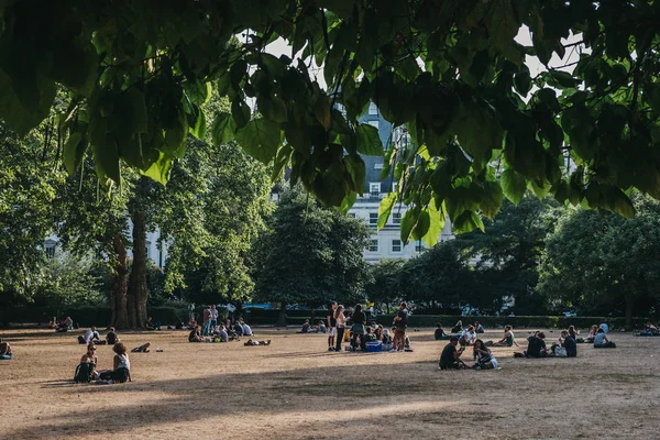 Londres Reino Unido Julio 2018 Gente Relaja Lincoln Inn Fields — Foto de Stock