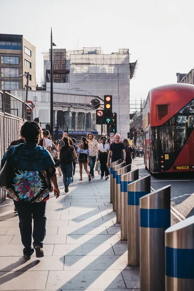 Λονδίνο Ηνωμένο Βασίλειο Ιουλίου 2018 Ανθρώπους Που Περπατούν Κοντά Τότεναμ — Φωτογραφία Αρχείου