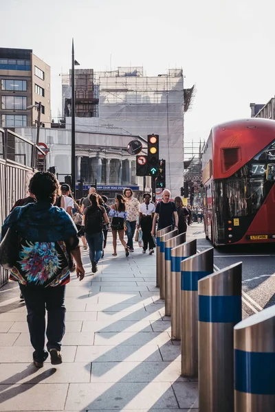 Londra, İngiltere - 24 Temmuz 2018: İnsanlar Tottenham Court Road, Londra, günbatımında yürüme. Tottenham Court Road Londra Metro ve gelecekteki Elizabeth hattı İstasyonu Londra West End'olduğunu.