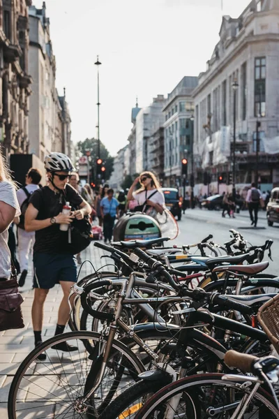 Londres Reino Unido Julho 2018 Ciclista Estacionando Sua Bicicleta Oxford — Fotografia de Stock