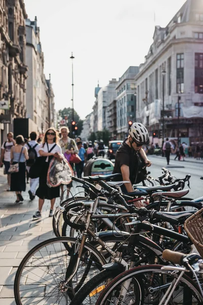 Londres Reino Unido Julio 2018 Ciclista Estacionando Bicicleta Oxford Street — Foto de Stock