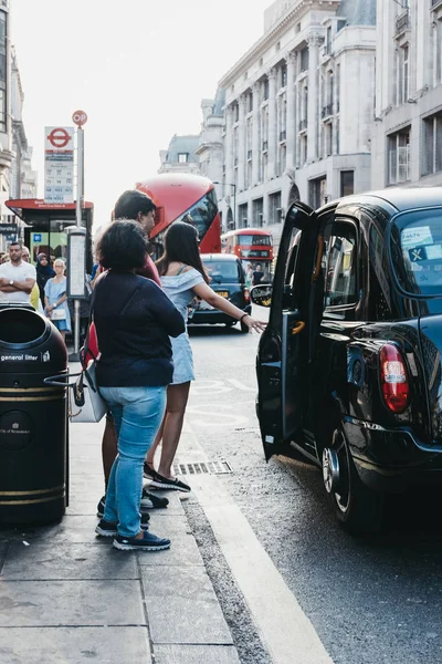 Londyn Wielka Brytania Lipca 2018 Ludzie Wsiadając Black Cab Oxford — Zdjęcie stockowe