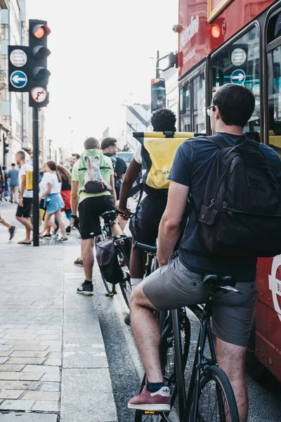 Londres Reino Unido Julio 2018 Ciclistas Esperando Semáforos Oxford Street — Foto de Stock