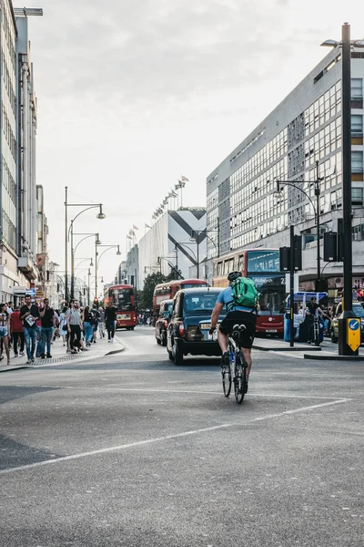 Londra, İngiltere - 24 Temmuz 2018: Bisikletçiler Oxford Circus Metro İstasyonu, Birleşik Krallık'taki en yoğun hızlı taşıma İstasyonu yakınındaki Oxford Street üzerindeki.