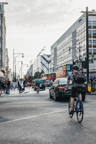 Londyn Wielka Brytania Lipca 2018 Rowerzystów Oxford Street Pobliżu Wejścia — Zdjęcie stockowe