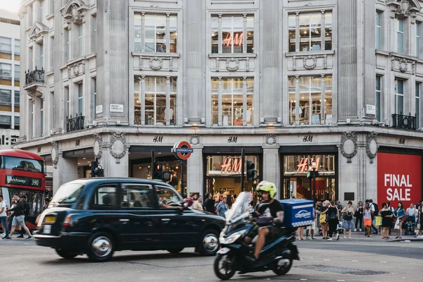 Londres Reino Unido Julho 2018 Taxi People Front Flagship Store — Fotografia de Stock