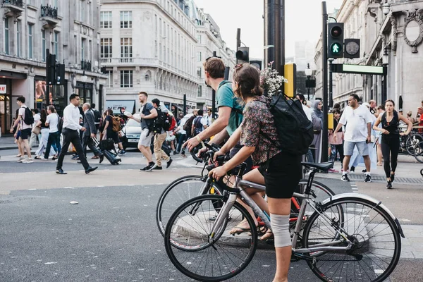 Londres Reino Unido Julio 2018 Ciclistas Esperando Semáforos Oxford Street — Foto de Stock