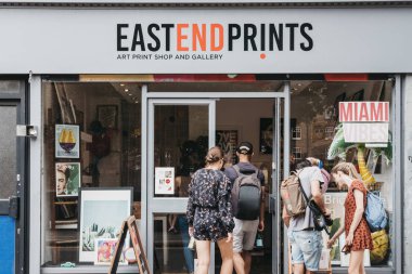 Londra, İngiltere - 22 Temmuz 2018: East London, yeni gelen posterler ile popüler bir matbaada doğu ucunda baskı dükkanı girme ve sanatçılar yerel olarak ve İngiltere genelinde gelişmekte olan insanlar.