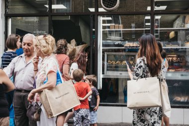 Londra, İngiltere - 22 Temmuz 2018: simit Brick Lane, Londra'nın ünlü bir Beigel dükkandan satın almak queuing insanlar. Mağazayı ilk 1855 yılında açtı ve günün 24 saati taze simit satan.
