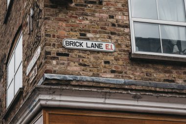 Londra, İngiltere - 22 Temmuz 2018: Brick Lane bir duvar sokak adı işareti. Sokakta Londra'nın Bangladeşli-Sylheti toplum kalbidir ve onun çok sayıda köri ev için ünlüdür.